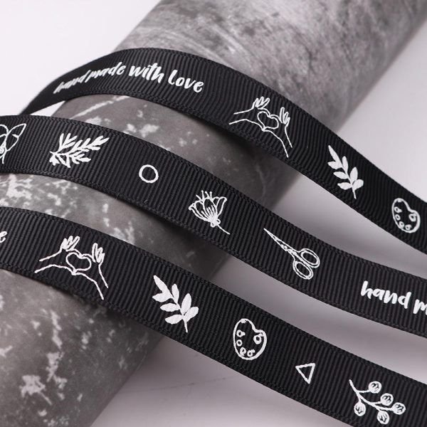 How elastic webbing is used in sportswear? 082ae6f493e2724e795d95a0b35f913e